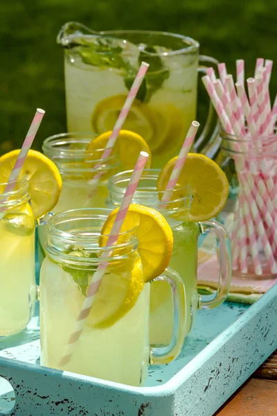 Čerstvě vymačkaná limonády na terase — Stock fotografie