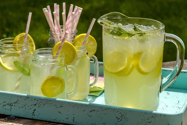 Čerstvě vymačkaná limonády na terase — Stock fotografie