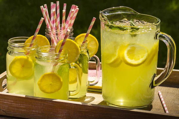 Limonada espremida fresca no pátio — Fotografia de Stock