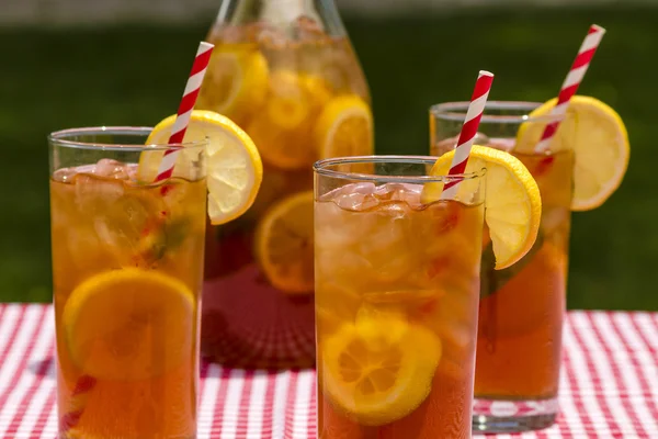 Fresh Brewed Ice Tea on the Patio — Stock Photo, Image