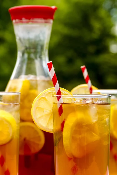 Frisch gebrühter Eistee auf der Terrasse — Stockfoto