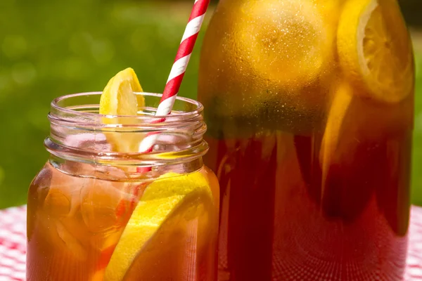 Frisch gebrühter Eistee auf der Terrasse — Stockfoto