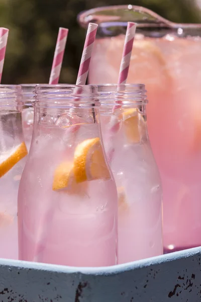 Frissen facsart rózsaszín limonádé a teraszon — Stock Fotó