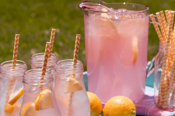 Frisch gepresste rosa Limonade auf der Terrasse — Stockfoto