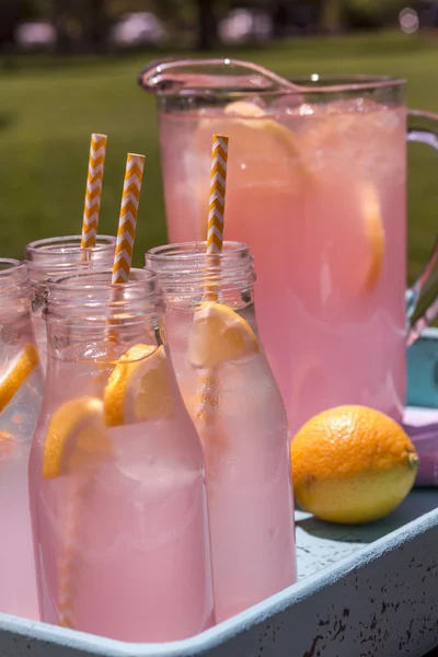 Čerstvě vymačkaná růžové limonády na terase — Stock fotografie