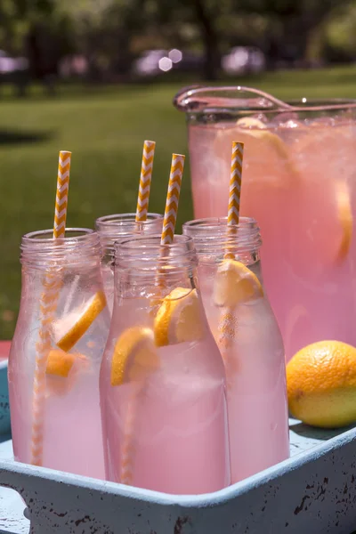 Veranda üzerinde pembe limonata taze sıkılmış — Stok fotoğraf