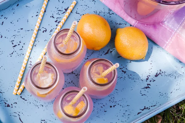 Vers geperst roze limonade op de Patio — Stockfoto
