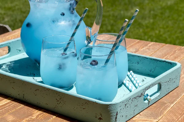 Освежающие летние напитки с черничным лимонадом — стоковое фото