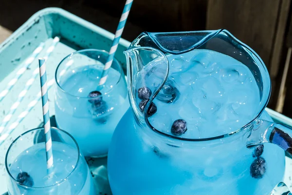 Erfrischende Sommergetränke aus Blaubeerlimonade — Stockfoto