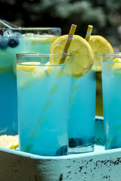 Erfrischende Sommergetränke aus Blaubeerlimonade — Stockfoto