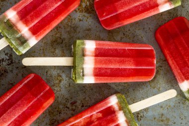 Dondurulmuş karpuz ve kivi Popsicles