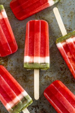Dondurulmuş karpuz ve kivi Popsicles