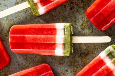 Dondurulmuş karpuz ve kivi Popsicles