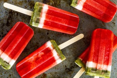 Dondurulmuş karpuz ve kivi Popsicles