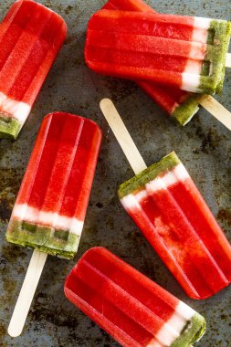 Dondurulmuş karpuz ve kivi Popsicles