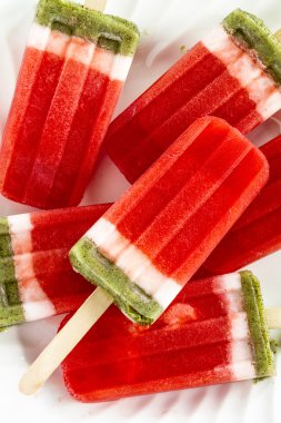 Dondurulmuş karpuz ve kivi Popsicles