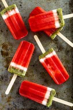 Dondurulmuş karpuz ve kivi Popsicles