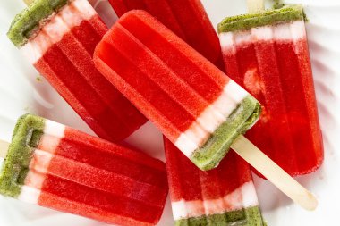 Dondurulmuş karpuz ve kivi Popsicles
