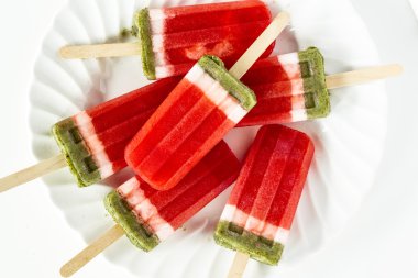 Dondurulmuş karpuz ve kivi Popsicles
