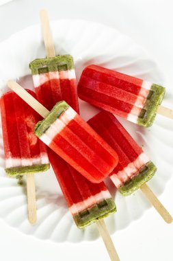 Dondurulmuş karpuz ve kivi Popsicles