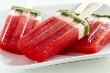Dondurulmuş karpuz ve kivi Popsicles