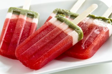 Dondurulmuş karpuz ve kivi Popsicles
