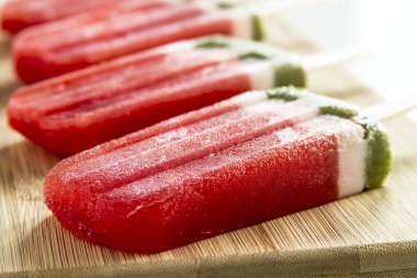Dondurulmuş karpuz ve kivi Popsicles