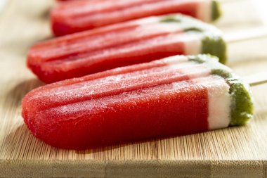 Dondurulmuş karpuz ve kivi Popsicles