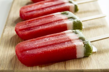 Dondurulmuş karpuz ve kivi Popsicles