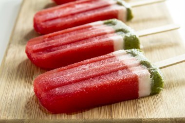 Dondurulmuş karpuz ve kivi Popsicles