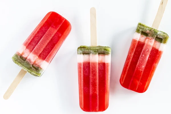 Gefrorene Wassermelonen und Kiwi-Eis am Stiel — Stockfoto