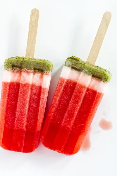 Gefrorene Wassermelonen und Kiwi-Eis am Stiel — Stockfoto