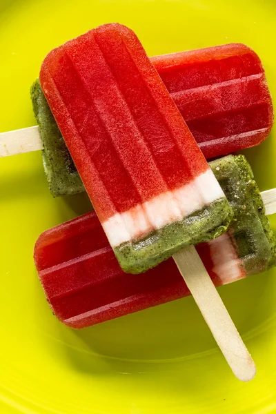 Dondurulmuş karpuz ve kivi Popsicles