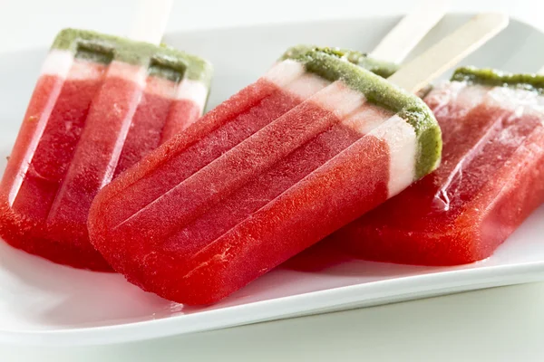 Frusen vattenmelon och Kiwi Popsicles — Stockfoto