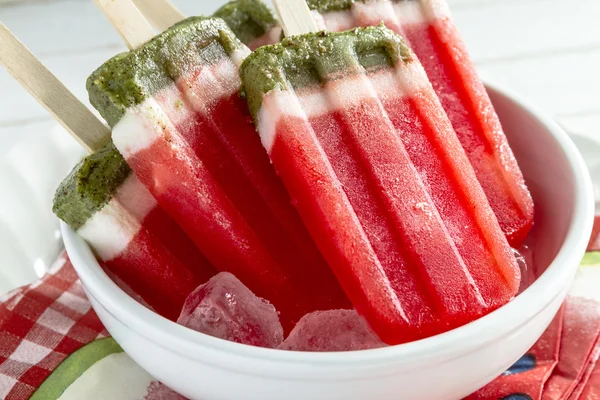 Dondurulmuş karpuz ve kivi Popsicles — Stok fotoğraf