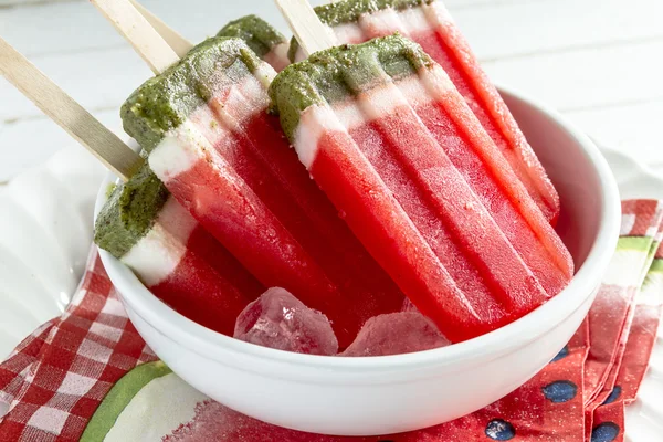 Dondurulmuş karpuz ve kivi Popsicles — Stok fotoğraf