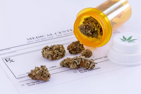 Medical Marijuana Buds and Seeds — Stock Photo, Image