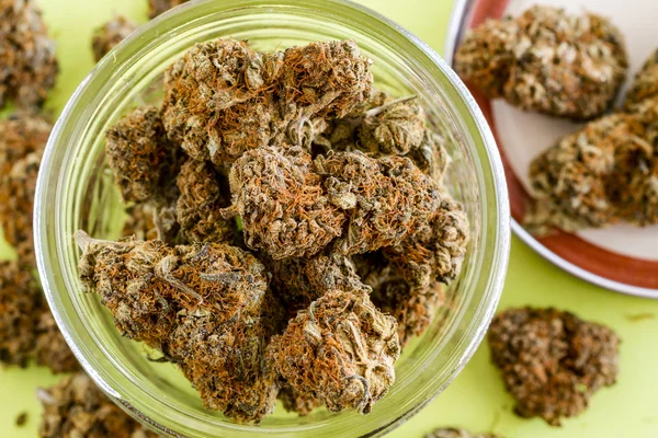 Medische marihuana toppen en zaden — Stockfoto