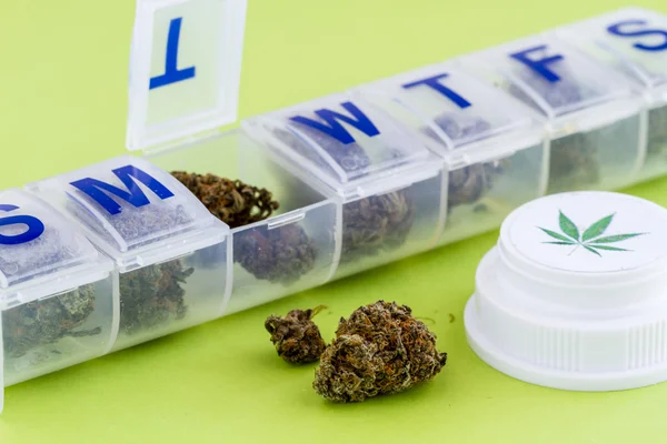 Lékařské marihuany pupeny a semena — Stock fotografie