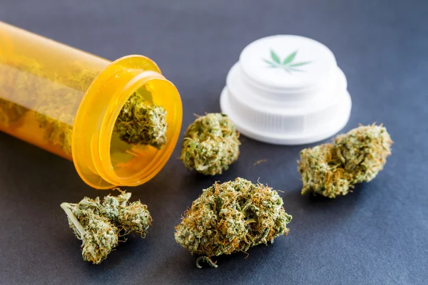 Medische marihuana toppen op zwarte achtergrond — Stockfoto
