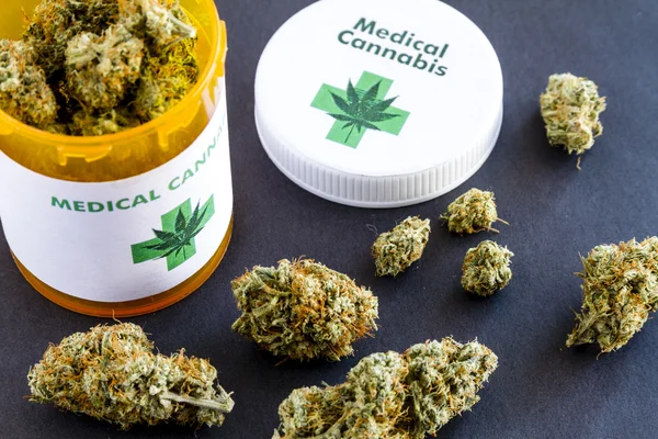 Medische marihuana toppen op zwarte achtergrond — Stockfoto