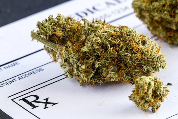 Medizinische Marihuana-Knospen auf schwarzem Hintergrund — Stockfoto