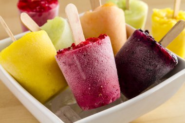 Ev yapımı taze Pureed meyve çubuklu dondurmayı dondurulmuş