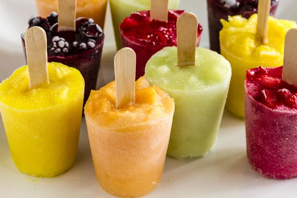 Hemlagad färsk mosad frukt fryst Popsicles — Stockfoto