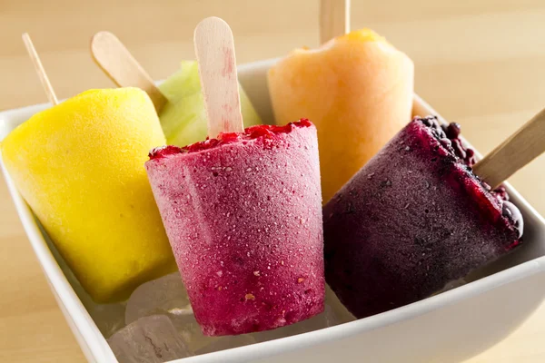 Hemlagad färsk mosad frukt fryst Popsicles — Stockfoto