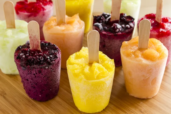 Házi friss pépesített gyümölcs fagyasztva Popsicles — Stock Fotó