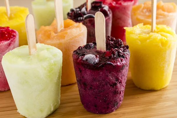 Hausgemachte frische pürierte Früchte gefrorene Eis am Stiel — Stockfoto