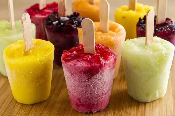 Hemlagad färsk mosad frukt fryst Popsicles — Stockfoto