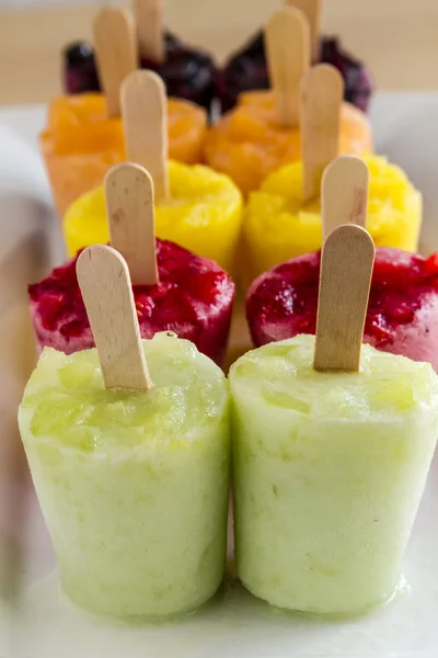 Hemlagad färsk mosad frukt fryst Popsicles — Stockfoto