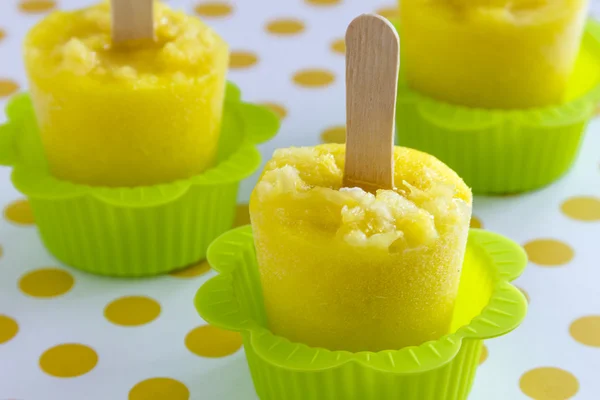 Paletas congeladas caseras de fruta pura fresca —  Fotos de Stock